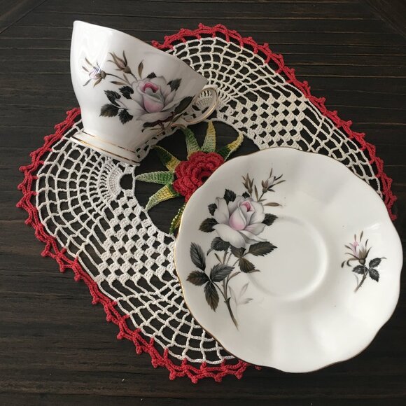 Royal Albert 'Queens Messenger' White Rose English Porcelain Teacup & Saucer - Picture 2 of 11